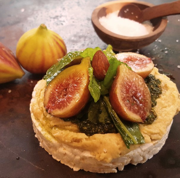 Ricecake with Hummus, Pesto, Baby Kale Salad and Fresh Figs